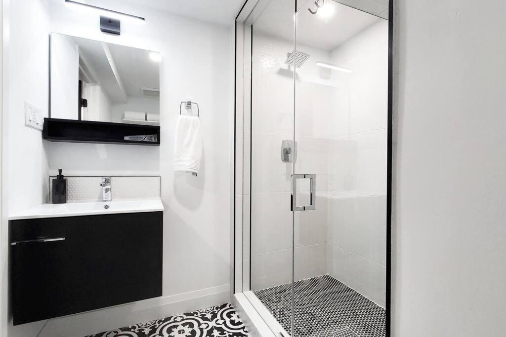 Renovated Guest Suite Near The Lake & High Park In Toronto! Экстерьер фото