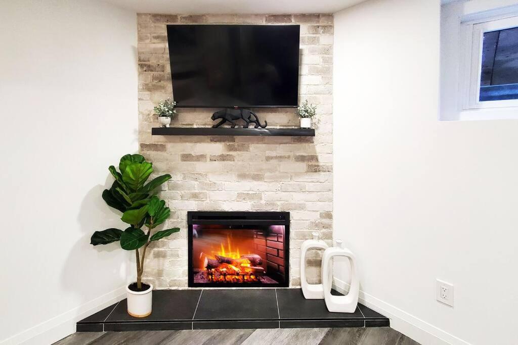 Renovated Guest Suite Near The Lake & High Park In Toronto! Экстерьер фото